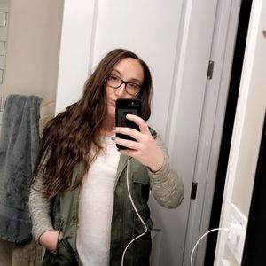 Meet your Posher, Caitlin